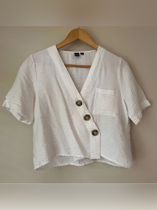 Simons Tops - ICÔNE by SIMONS Asymmetrical Button Cropped Short Sleeve Blouse Women’s Small